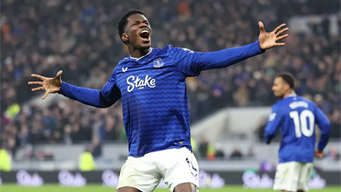 Simone Inzaghi celebrating with his Inter Milan players after beating Barcelona.